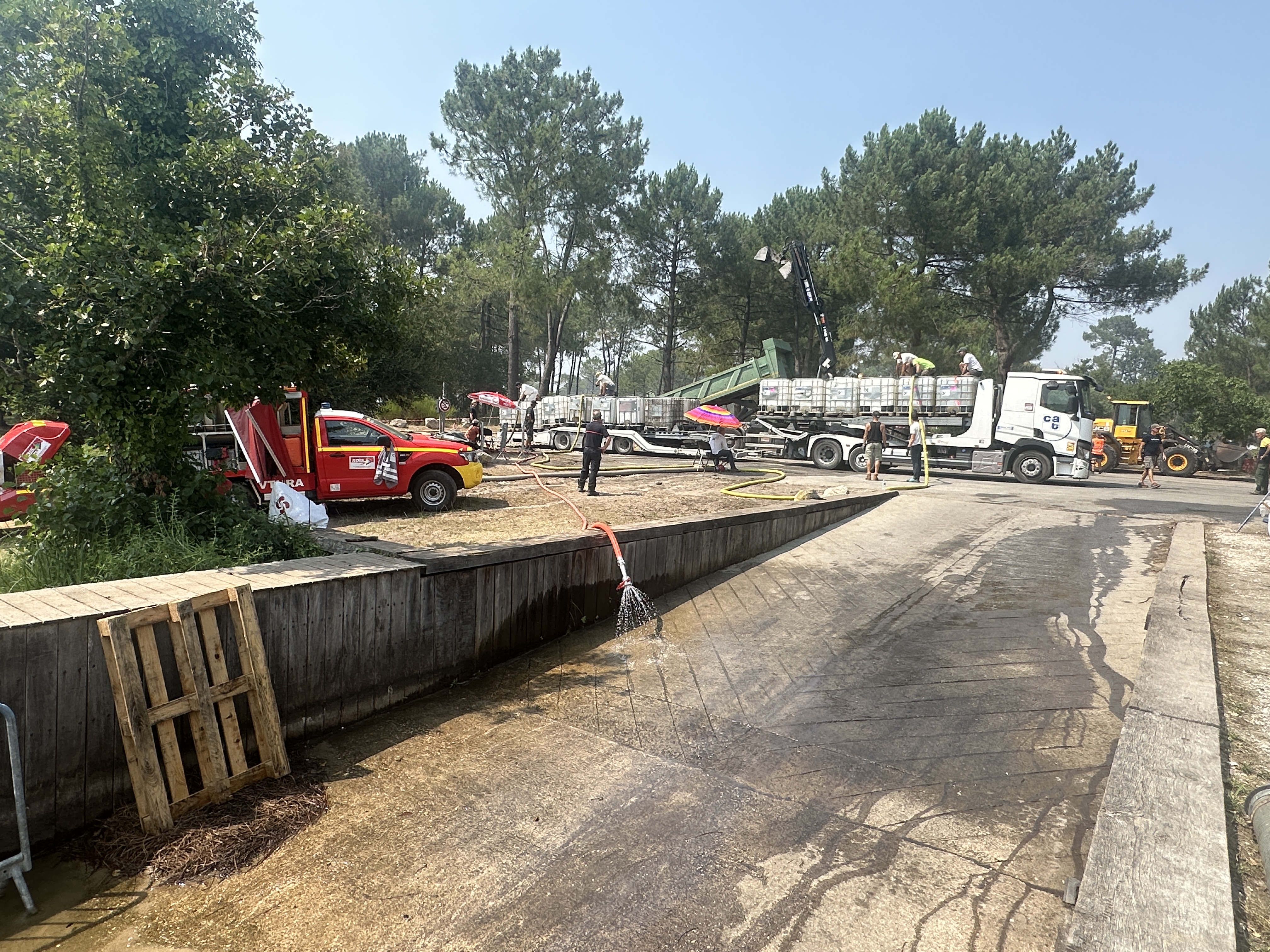 Le port de Lacanau ville (zone de remplissage des vehicules - transporteurs - tracteurs)