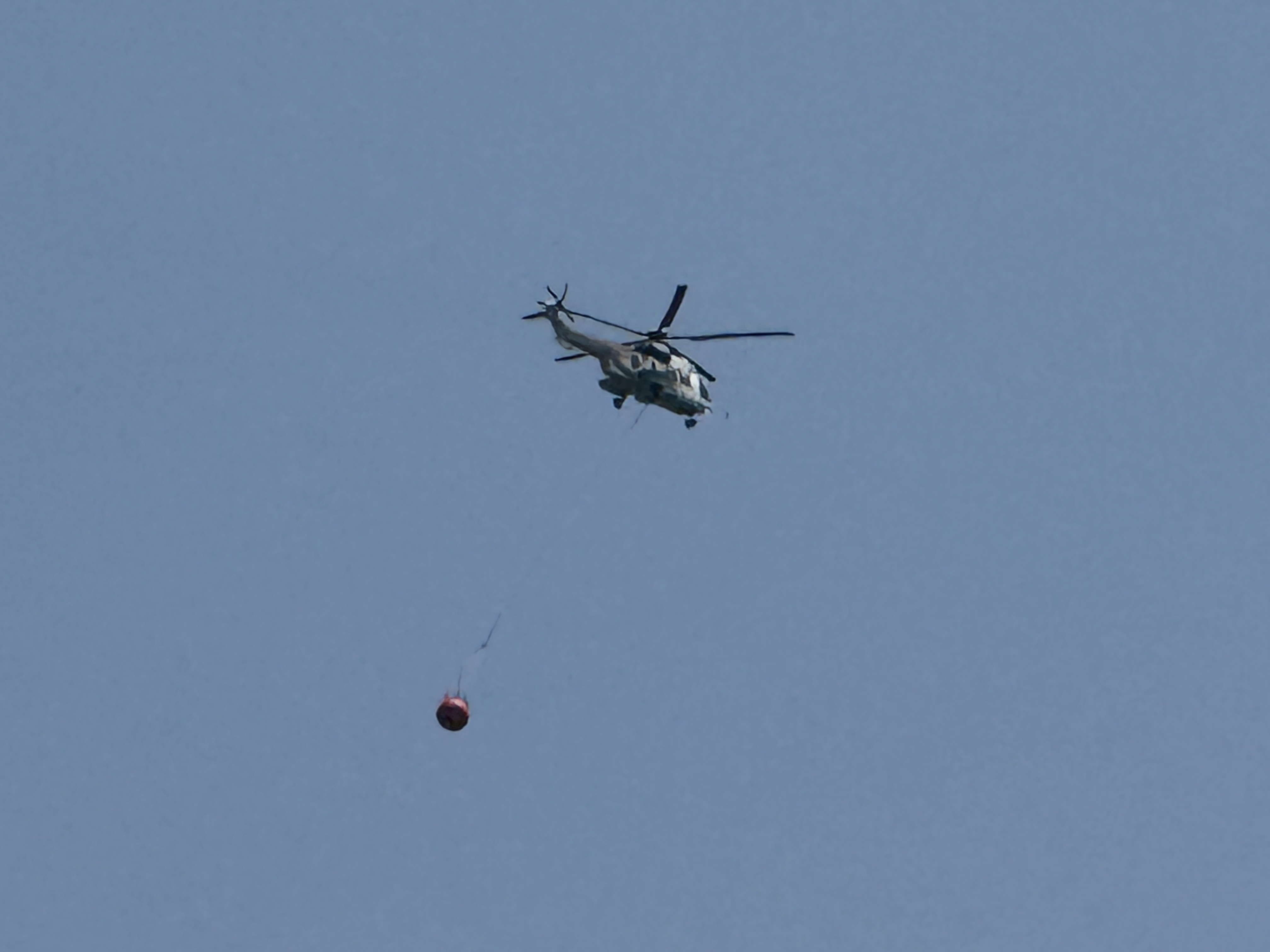 À l’instant hélicoptère largeur d’eau direction SE Courage et Force à tous nos intervenants qui se mobilisent et se donnent sans compter. Merci aux agriculteurs mobilisés 💪🚒