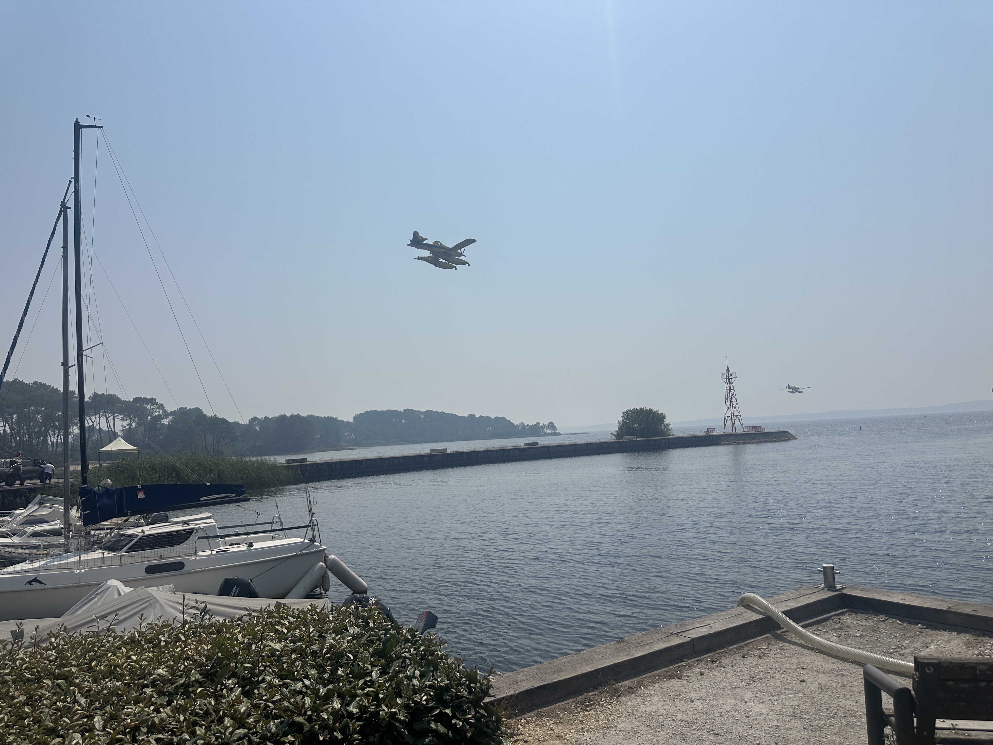 Le port de Lacanau ville (zone de remplissage des vehicules - transporteurs - tracteurs)