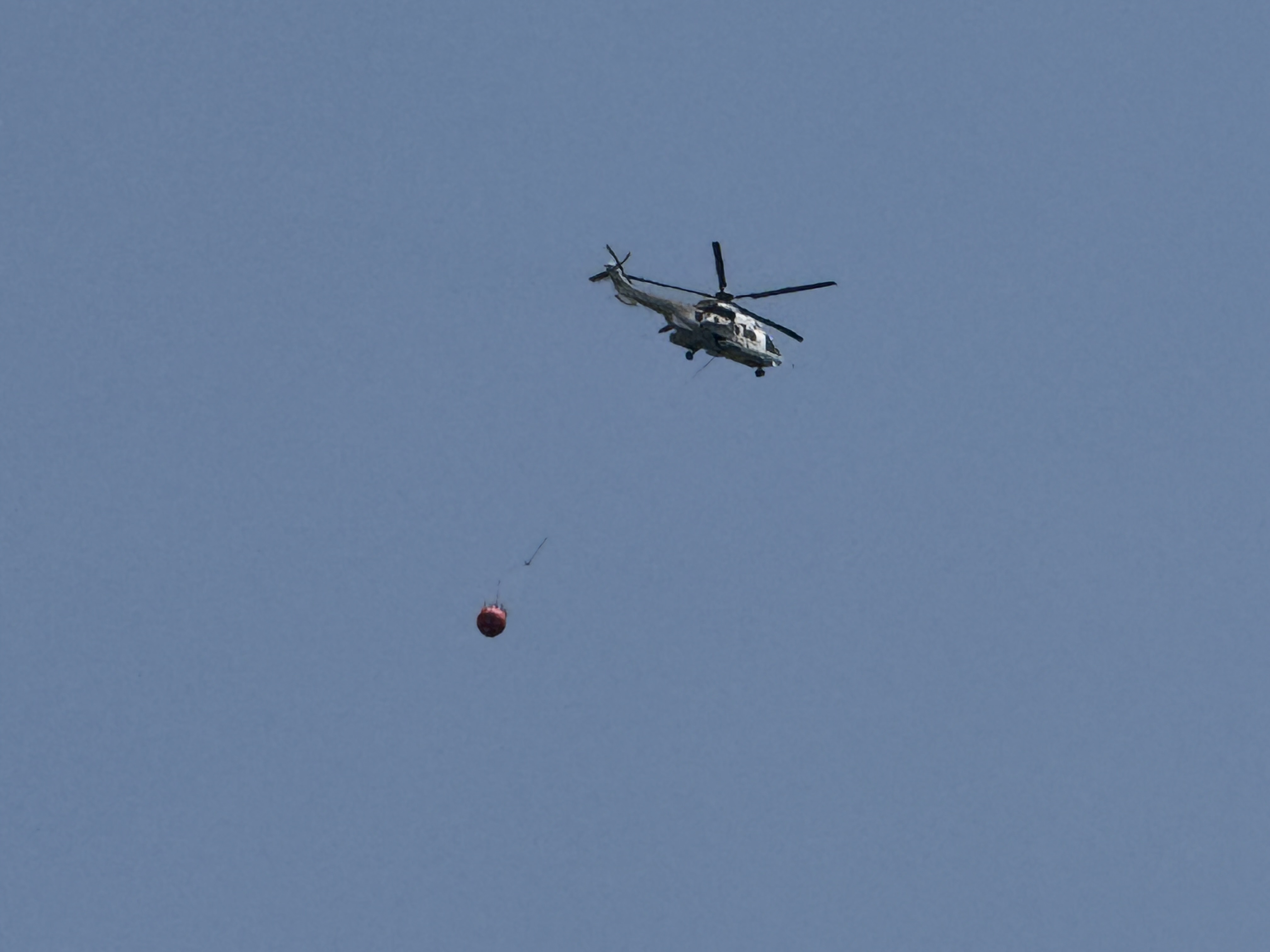 Hélicoptère largeur d’eau en direction SE Force 💪💪 à tous nos intervenants qui se mobilisent et se donnent sans compter. C’est ces personnes qui méritent la légion d’honneur 💪