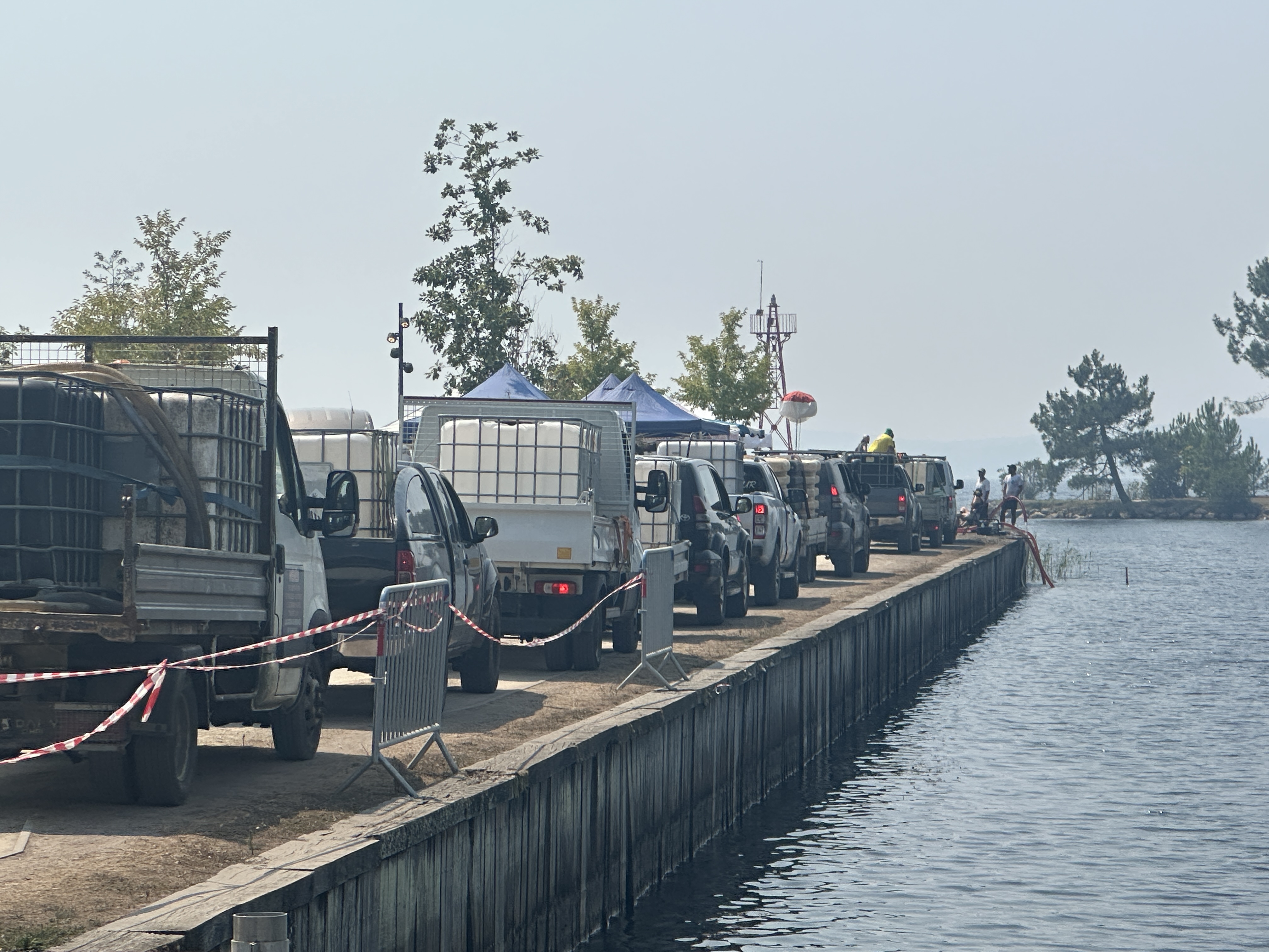 Le port de Lacanau ville (zone de remplissage des vehicules - transporteurs - tracteurs)