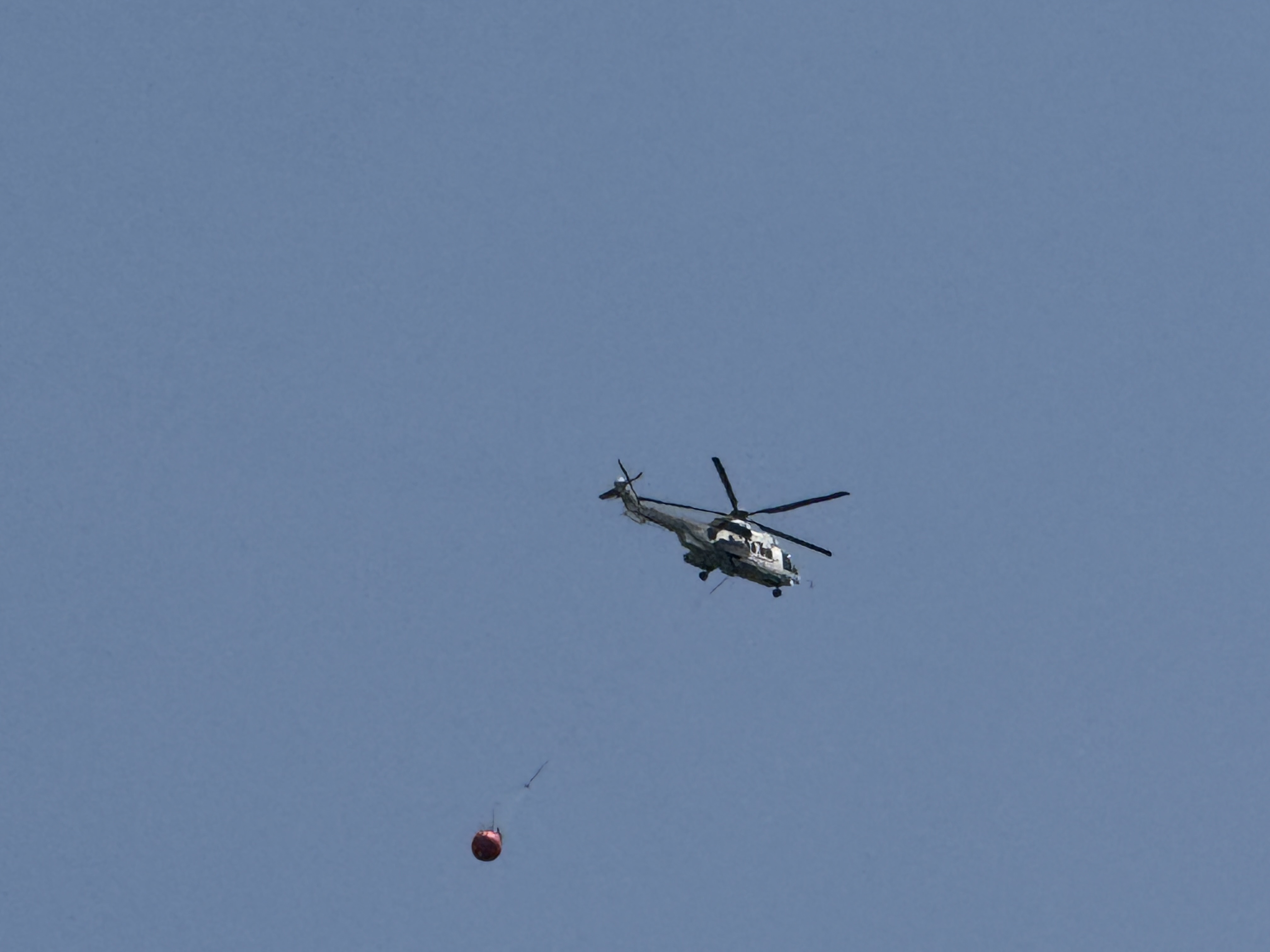 À l’instant hélicoptère largeur d’eau direction SE Courage et Force à tous nos intervenants qui se mobilisent et se donnent sans compter. Merci aux agriculteurs mobilisés 💪🚒